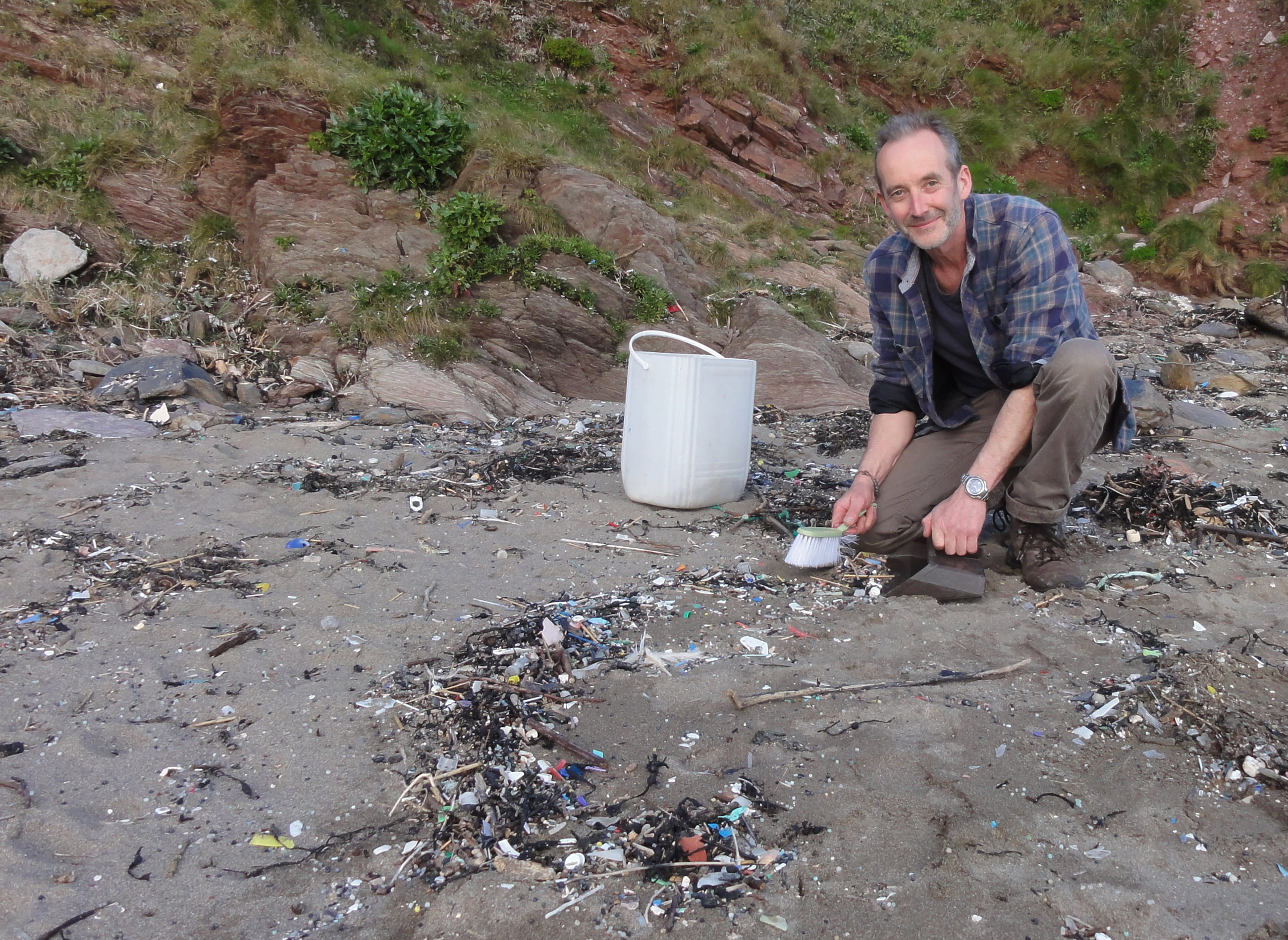 Brushing up microplastics from the beach