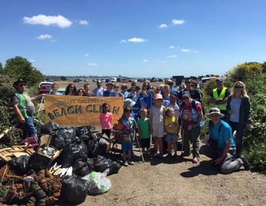 The recycling #LitterHeroes of Southend BeachCare group