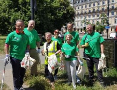 Marriott and Keep Britain Tidy staff plogging on Clapham Common